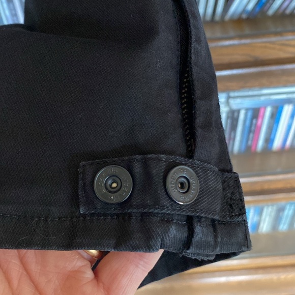 URBAN LIFE True Black Capris Size 7/8 - Picture 4 of 10